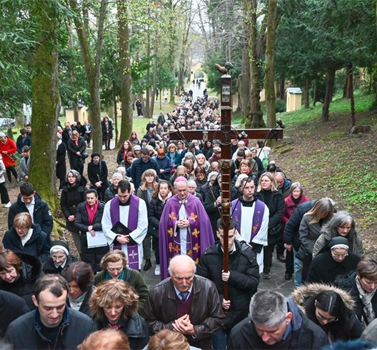 Nadbiskup Kutleša predvodio križni put na Ksaveru